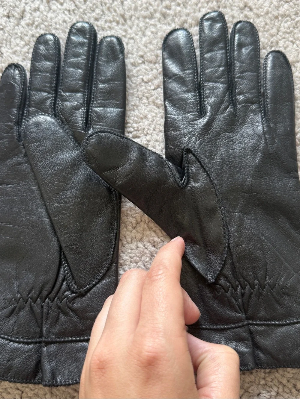 Elegant Black Leather Women’s Gloves